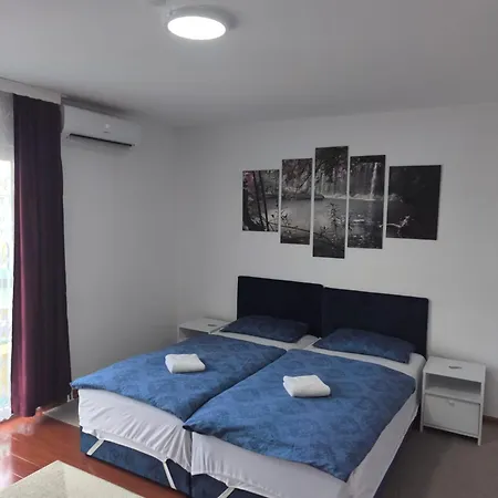 Amina Apartman *