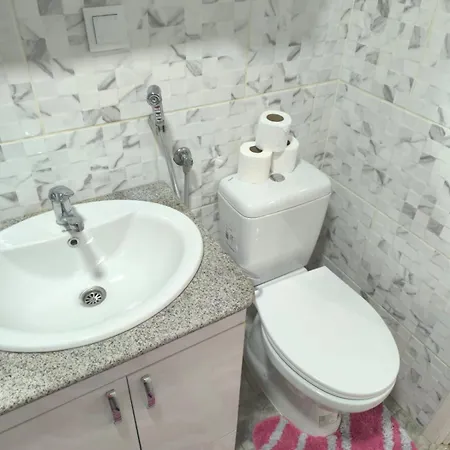 Amina Apartman *
